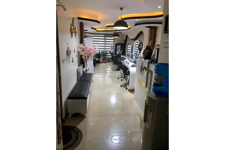 ناخنکار با مشتری