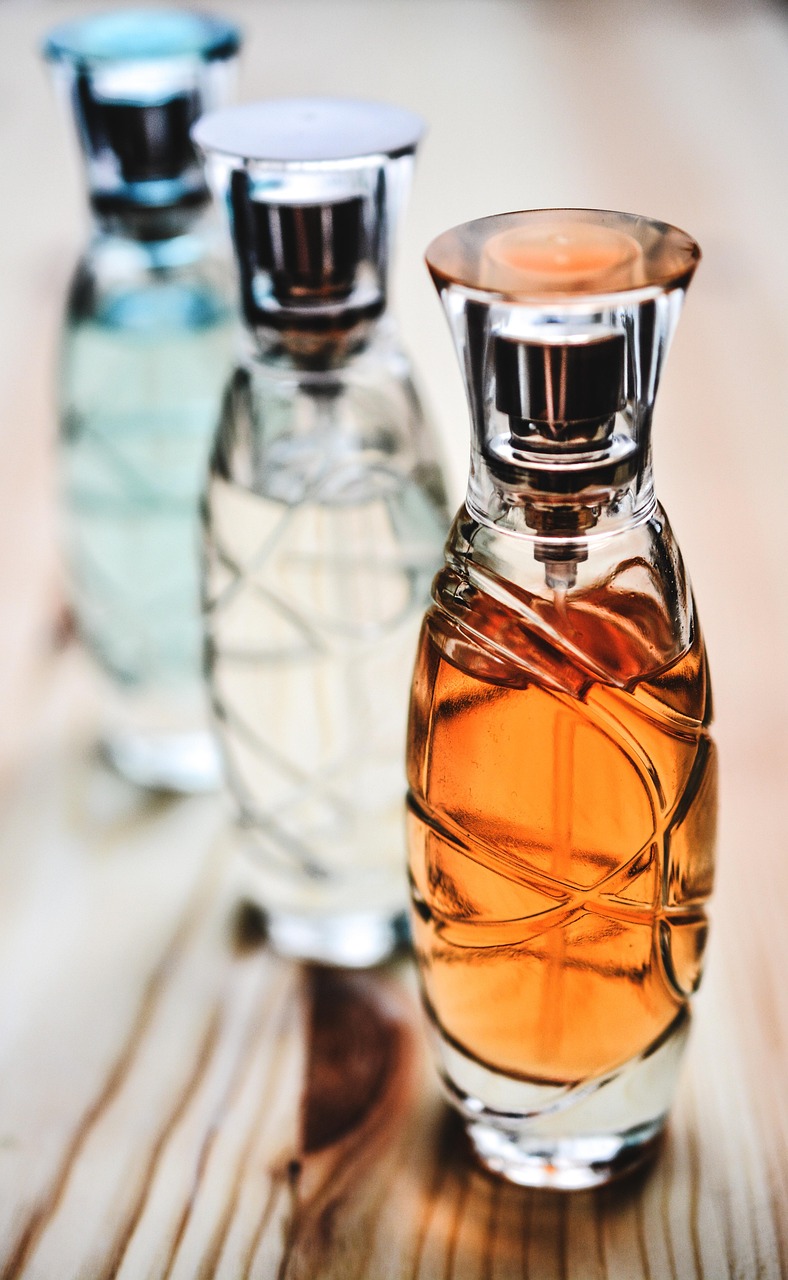 ﻿عطر اورجینال از کجا بخریم؟ (راهنمای کامل تشخیص و خرید مطمئن در سال ۱۴۰۴)