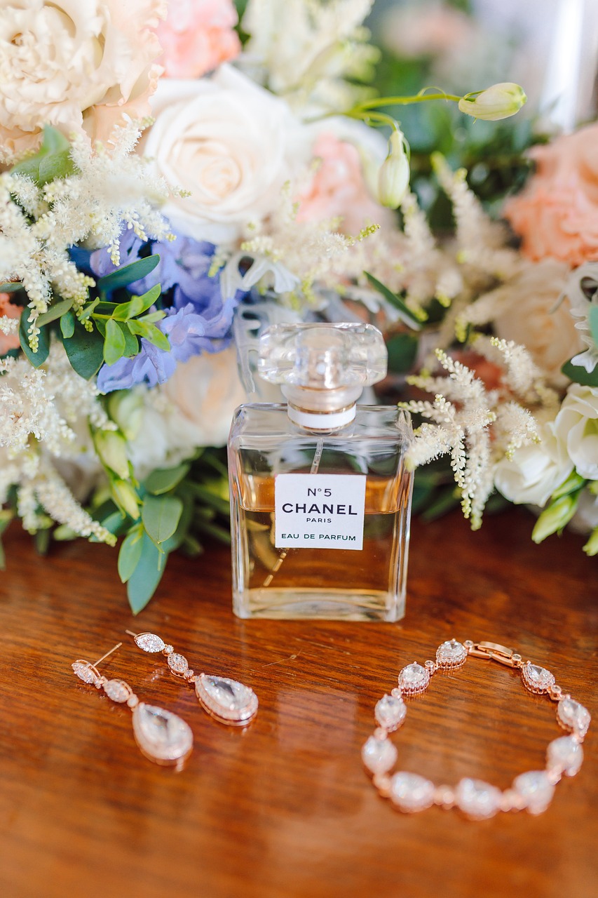 عطر زنانه دیجی کالا: بررسی جامع بهترین رایحه‌ها + نظرات کاربران