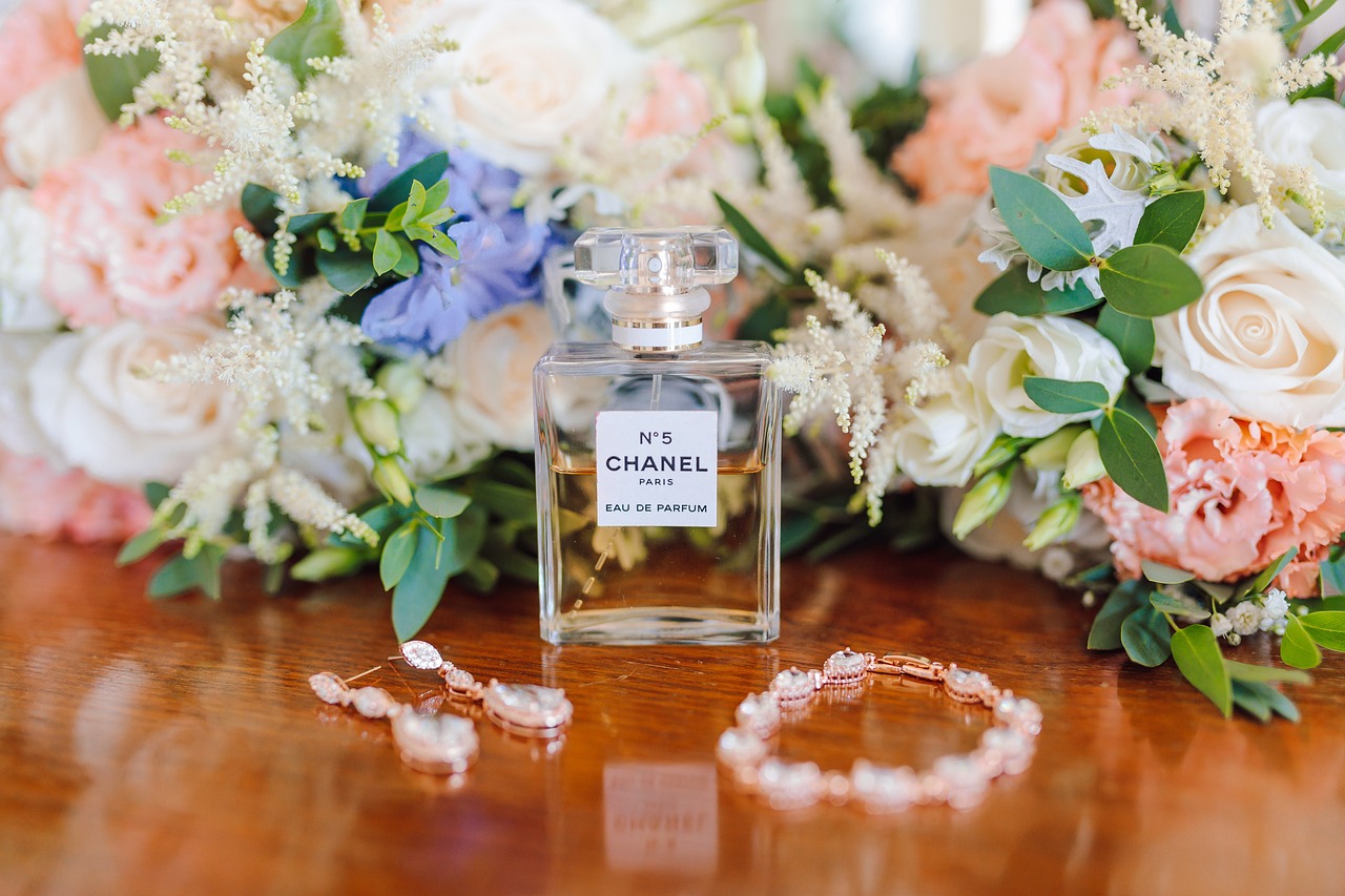 خرید بهترین عطر و ادکلن زنانه اصل؛ از برندهای ایرانی تا بین‌المللی