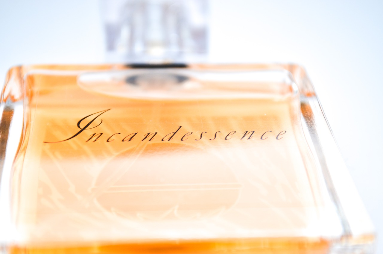 شیشه عطر خالی دیوار | هشدار: ریسک خرید از بازارهای غیرتخصصی