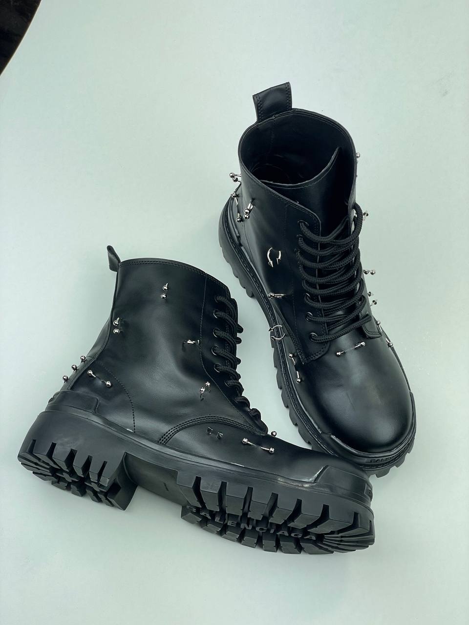 مرکز طراحی و تولید مدلهای کفش فشن و خاص روز دنیا