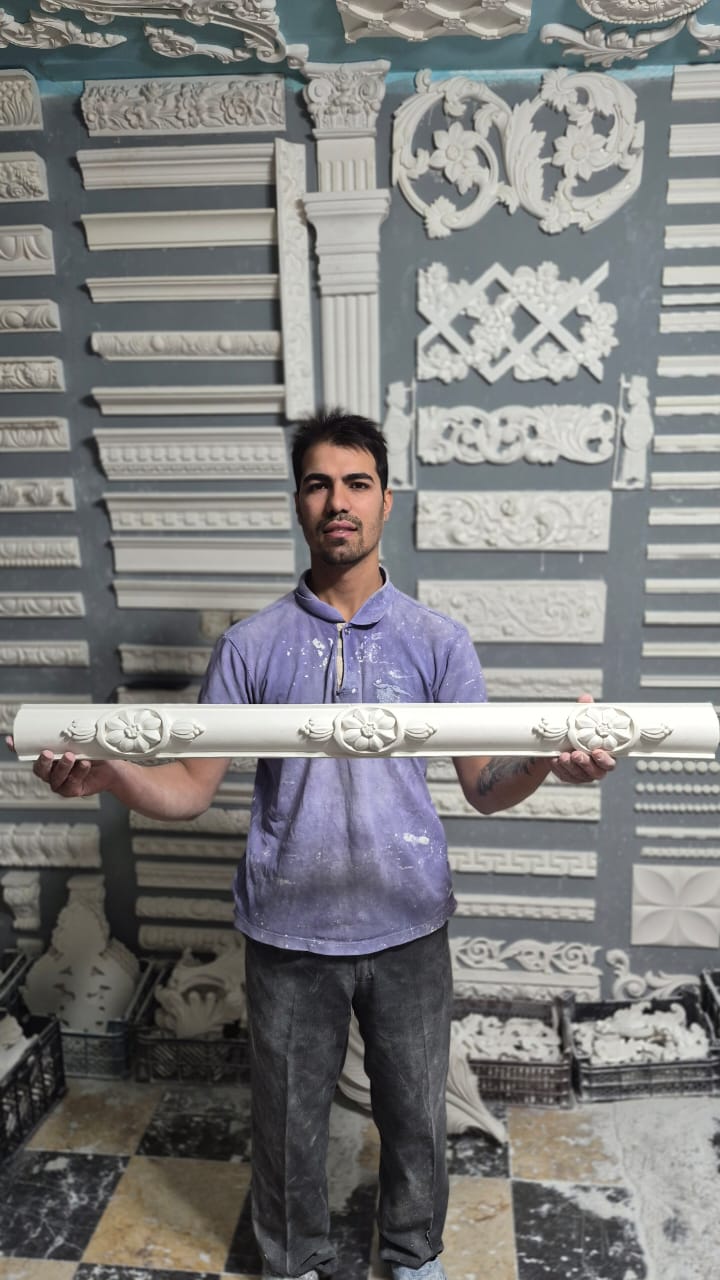 گچبری پیش ساخته نورمخفی گچبری شیردل گچبری سقف ساده و شیک قاب بندی دیوار پذیرایی مدرن ابزار گچی گچکاری